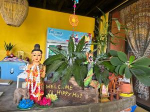 象岛Hippy Hut Koh Chang的欢迎来到带植物的快乐小屋标志