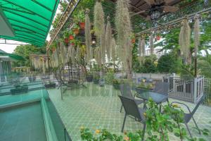 乔治市LuxegreenRetreat , Bungalow - Georgetown, Penang的一个带桌椅和植物的庭院