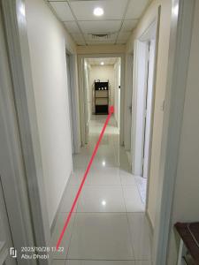 阿布扎比Master room 1, Couples should be married的地板上一条红色线的长走廊