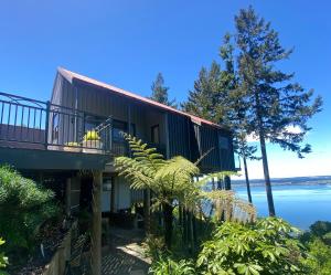 陶波The Nest - Relax & Unwind with Breathtaking Views over Lake Taupo的水景度假屋