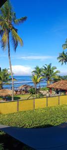 Paiyagala SouthThoduwawa Beach Villa的享有棕榈树海滩和大海的景色