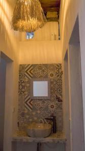 圣希尔Hostal Casablanca的浴室设有水槽和墙上的镜子