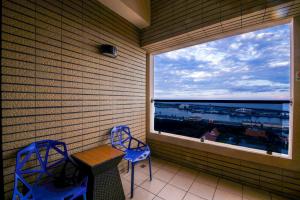 花莲市福容大饭店的阳台配有两把椅子和美景窗户。