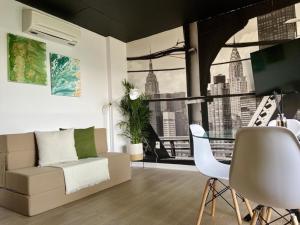 蒙特利尔Appartement condo avec terrasse privée dans le Quartier des Spectacles的带沙发和大窗户的客厅