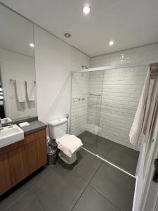 圣保罗Pinheiros Duplex no pool的带淋浴、卫生间和盥洗盆的浴室