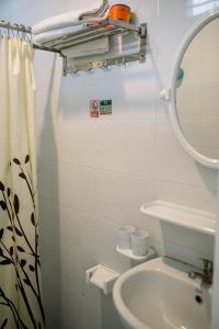 怀卡布巴克Morika Inn的白色的浴室设有水槽和镜子