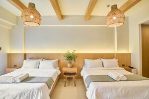 纳苏格布Yugen Suites 208 at Pico De Loro的配有两张床铺的宿舍间配有两张吊灯