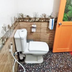 埃拉Green cottage Ella的浴室设有卫生间和橙色门