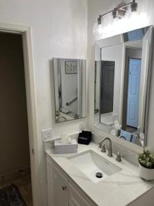 里亚托Private Room的白色的浴室设有水槽和两面镜子
