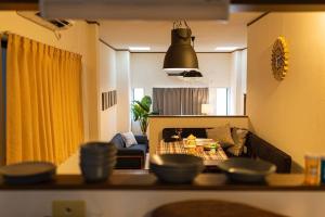 大阪駐車場無料！静かな住宅街　４つの寝室でご家族でゆっくりお過ごし頂けます　7台の寝具で最大11名様まで的客厅配有带碗的桌子