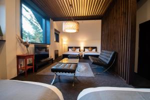 山形市ユニテ蔵王ジョーニダ リゾート的酒店客房,设有两张床和一张沙发