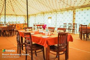 山姆Treebo Trend Desert Harmony Resort的帐篷内带桌子的用餐室