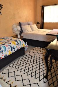 KaihuKai Iwi Lakes Resort的一间带两张床的卧室和地毯