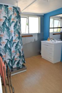 KaihuKai Iwi Lakes Resort的浴室配有淋浴帘和盥洗盆。