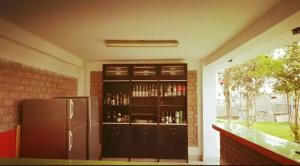 上钦查HOTEL REAL BERNAL的厨房配有冰箱和带饮品的架子。
