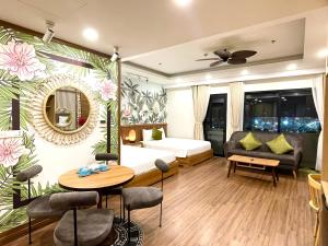 归仁ST Apartment - FLC SeaTower Quy Nhon的客厅配有沙发和桌子