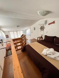 圣何塞德迈波El Encanto del Manzano & Espacio Vittalia Spa的一间卧室,卧室内配有一张大床