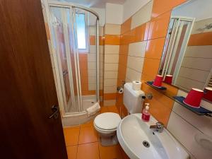 莫内亚萨Cabana Didana的浴室配有卫生间、盥洗盆和淋浴。
