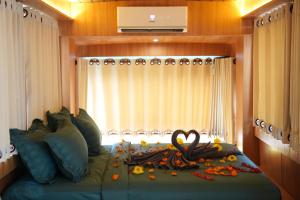 磅士卑省Camping Park Resort的一间卧室,配有一张由树叶制成的床