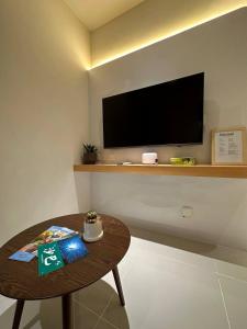 哥打京那巴鲁Cityview Studio Apartment at Kota Kinabalu City Centre的客厅配有桌子和平面电视。