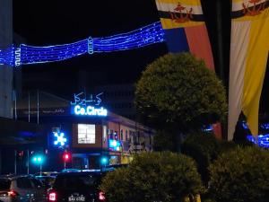 Kampong KiarongRoom 1 (Super single: 1 pax)的夜行城市街道,建筑有蓝色的灯光