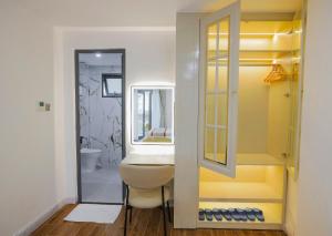 芽庄Kana Hotel Nha Trang的一间带水槽和镜子的浴室