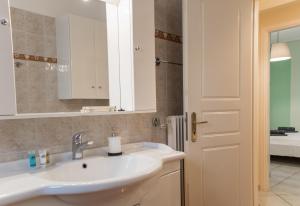 雅典Gtrip Ellinikon Experience Apartment - 31506的一间带水槽和镜子的浴室