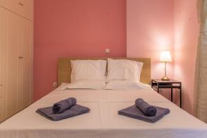 雅典Gtrip Ellinikon Experience Apartment - 31506的一间卧室配有一张床,上面有两条毛巾