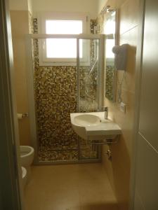 卡奥莱Soggiorno Aurora的浴室配有盥洗盆、淋浴和卫生间