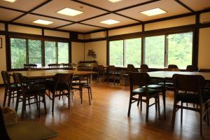 与谢野町Kaya Yamanoie的用餐室设有桌椅和窗户。