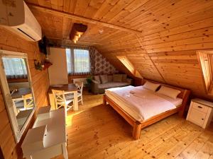 普列维扎Ubytovanie v Superior izbách v podkroví Koliba Pacho的卧室配有一张床和一张桌子