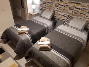 百利科内尔SWIFT HALF的客房内的两张床和毛巾