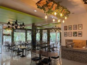 AmadeoPATIO BUENDIA FARM RESORT AND EVENTS PLACE的餐厅内带桌椅的用餐室