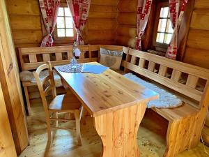 普列维扎Ubytovanie Koliba Pacho - Zrub Zuzka的一间带木桌和椅子的用餐室