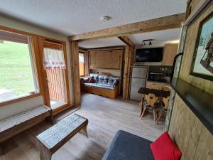 瓦尔莫雷尔HSL的小木屋内的厨房和客厅
