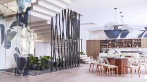 马比尼Sisid Anilao Resort的客房设有带桌椅的厨房。