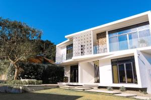 马比尼Sisid Anilao Resort的白色房子的图象