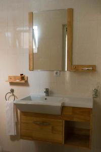里贝拉布拉瓦Bela Sombra的浴室设有白色水槽和镜子