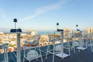 多列毛利诺斯AluaSoul Costa Malaga - Adults recommended的市景阳台配有桌椅。