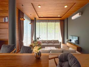 普吉镇Villa Menara Bang Tao的客厅配有沙发和桌子
