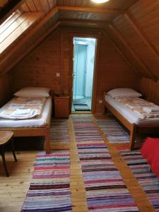 CiumaniEmília vendégház的阁楼间 - 带2张床和地毯