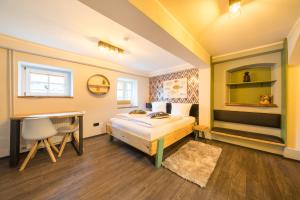波茨坦Design Apartments - "Remise Blumberg"的一间卧室配有一张床和一张书桌