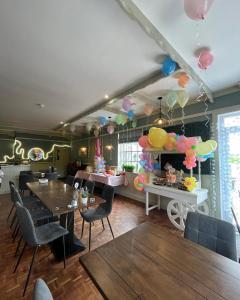 奈恩The 1645 Inn的一间设有桌子和天花板气球的用餐室
