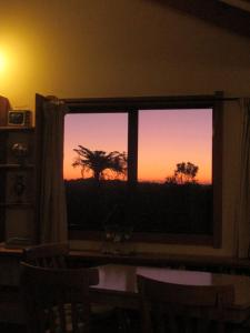 CharlestonBeaconstone Eco Stay - off grid retreat的客房设有可欣赏日落美景的窗户。