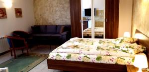 索非亚安德罗公寓的一间卧室设有一张床和一间客厅。