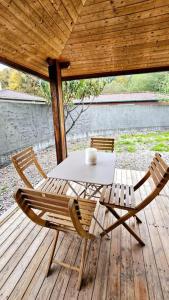 玛根塞尔Le Chalet Du Redon的木甲板上的一张桌子和两把椅子