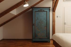巴亚马雷Old Town Casa 1901的一张床位的房间里绿色的橱柜