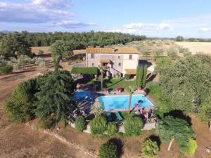 维托尔基亚诺Villa Arzilla Antica Residenza di campagna的享有带游泳池的房屋的空中景致
