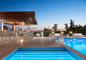 基拉奇尼格拉瓦斯旅馆酒店的一个带游泳池和餐厅的一个度假胜地