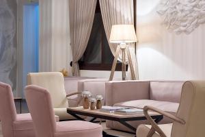 基拉奇尼格拉瓦斯旅馆酒店的客厅配有沙发、椅子和桌子